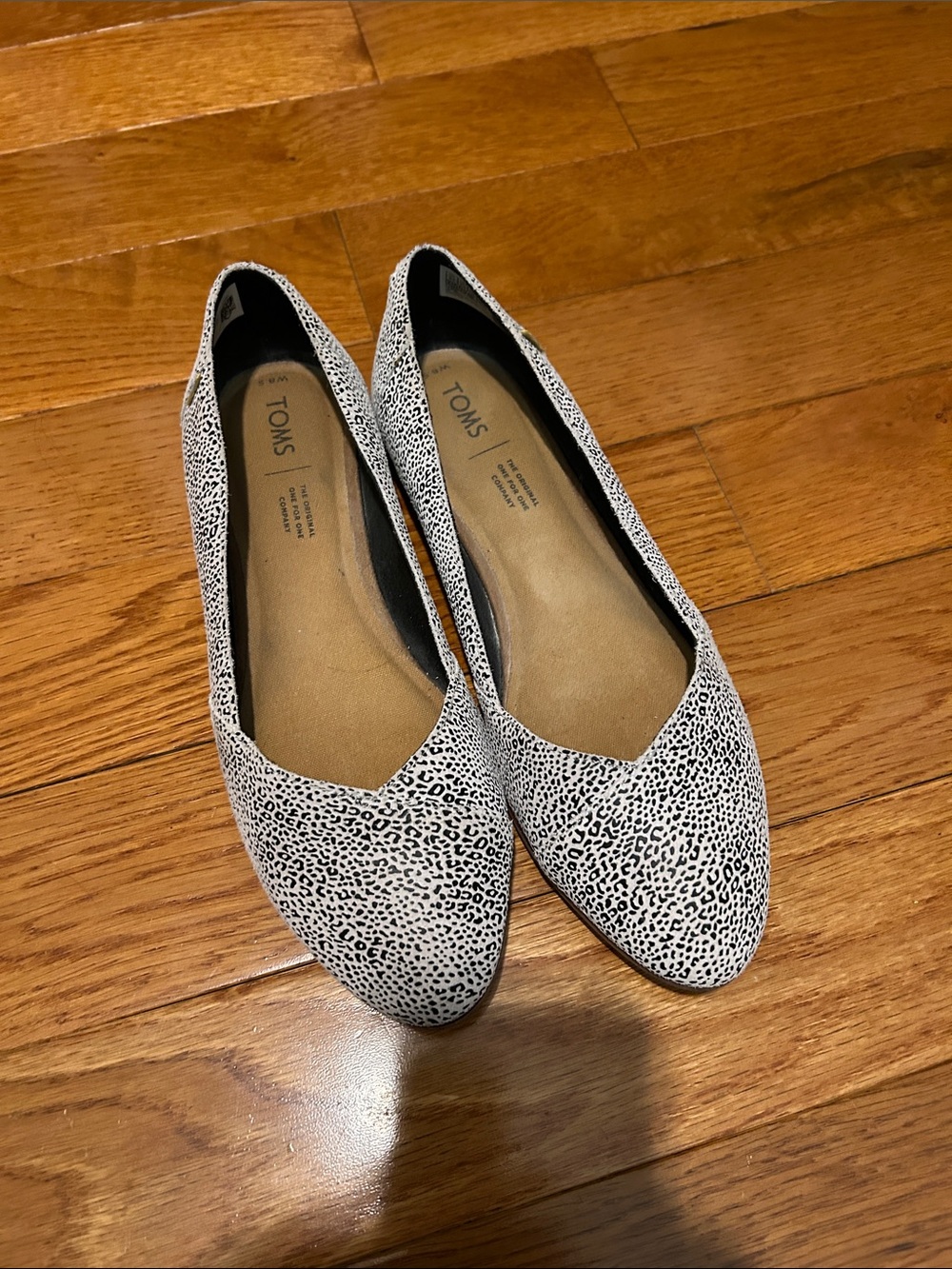 TOMS Women's White and Black Dotted Pointed Flats